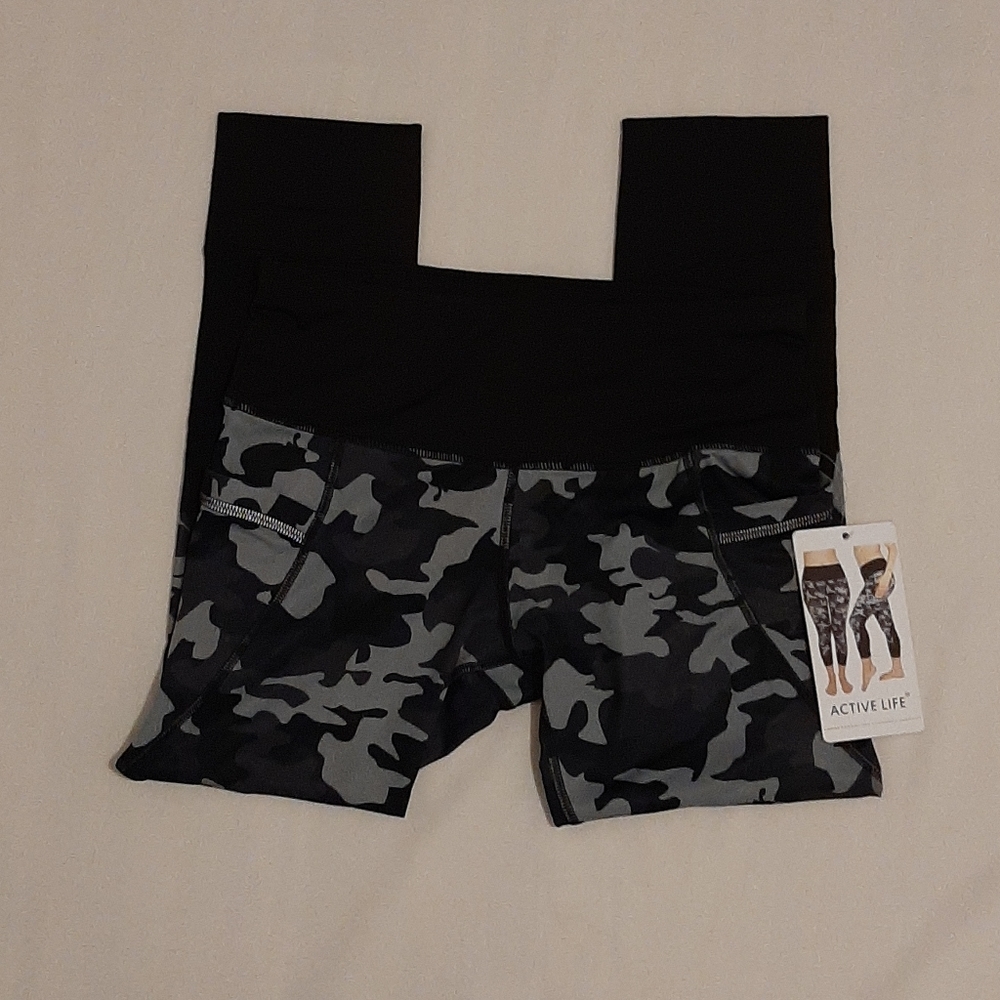 NWT Black & Grey Camo Cropped Active Life Athletic Work Out  Crop Gym Leggings